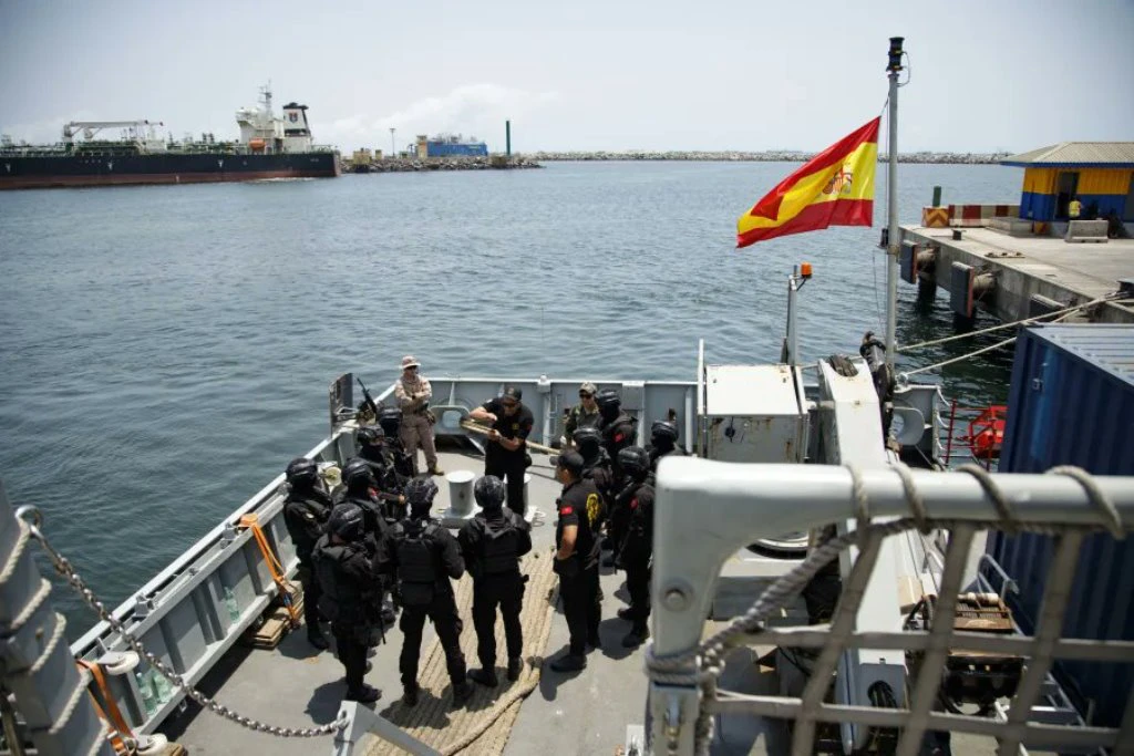 El equipo de operaciones especiales de la Real Marina de Marruecos en la popa del “Audaz”.